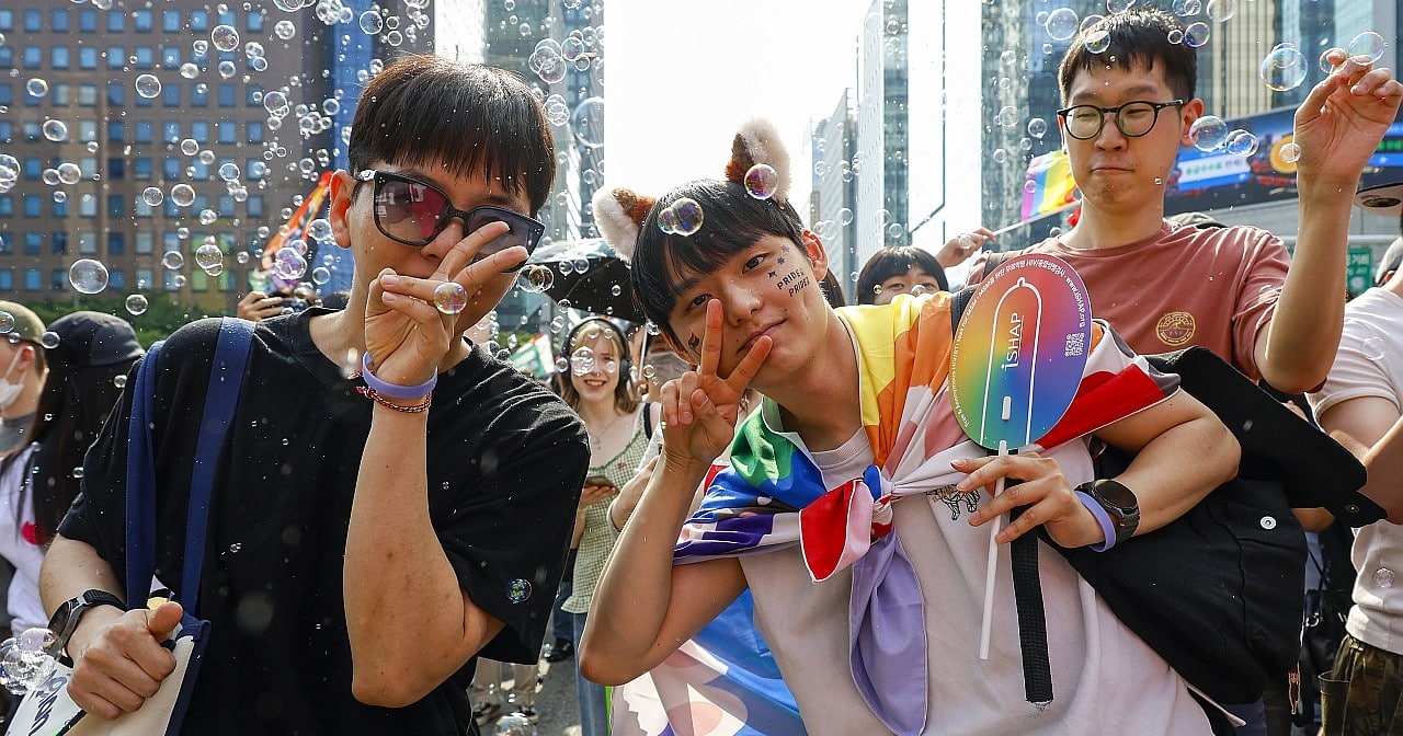 Tens of Thousands Attend Seoul Pride—and Just as Many Opponents